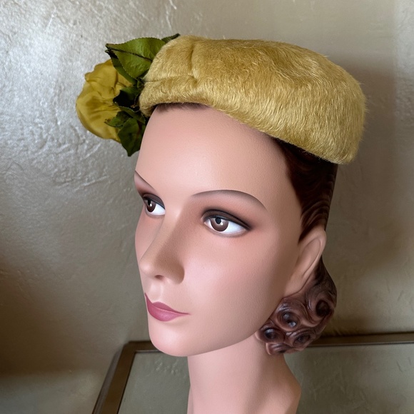 FESTIVE 1950s\' MUSTARD COLOR FURRY FELT TOQUE  WITH LARGE MATCHING FABRIC ROSE main image 6